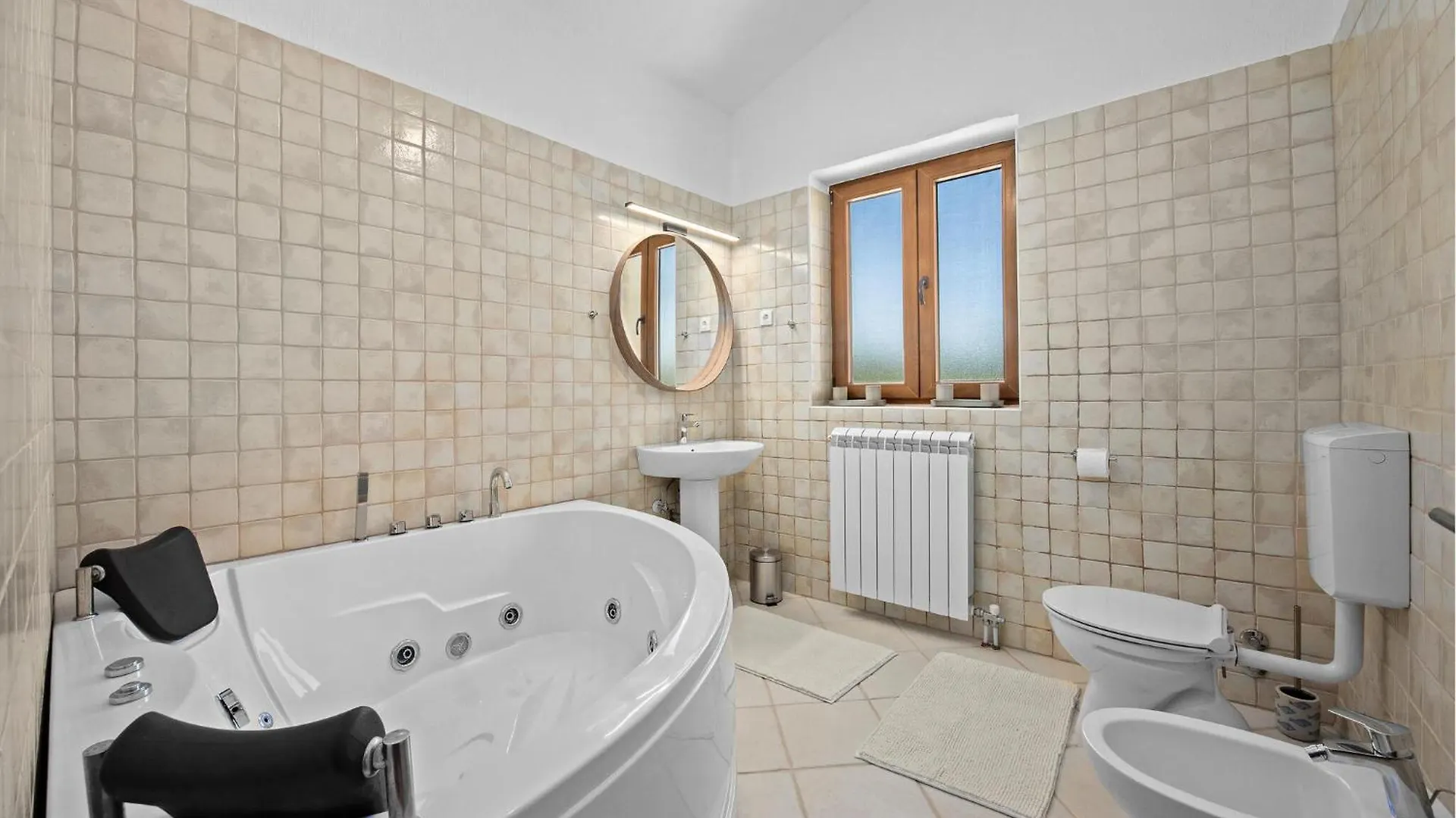 Holiday home 4 Bedroom Cozy Home In Cabrunici