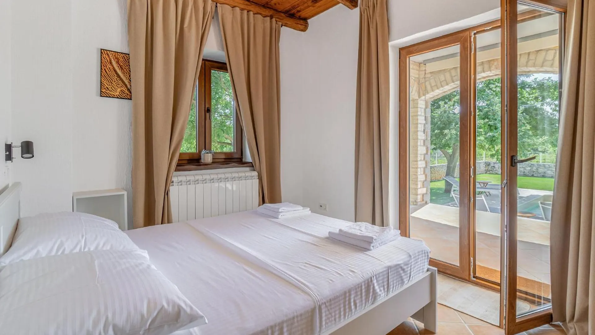 Holiday home 4 Bedroom Cozy Home In Cabrunici