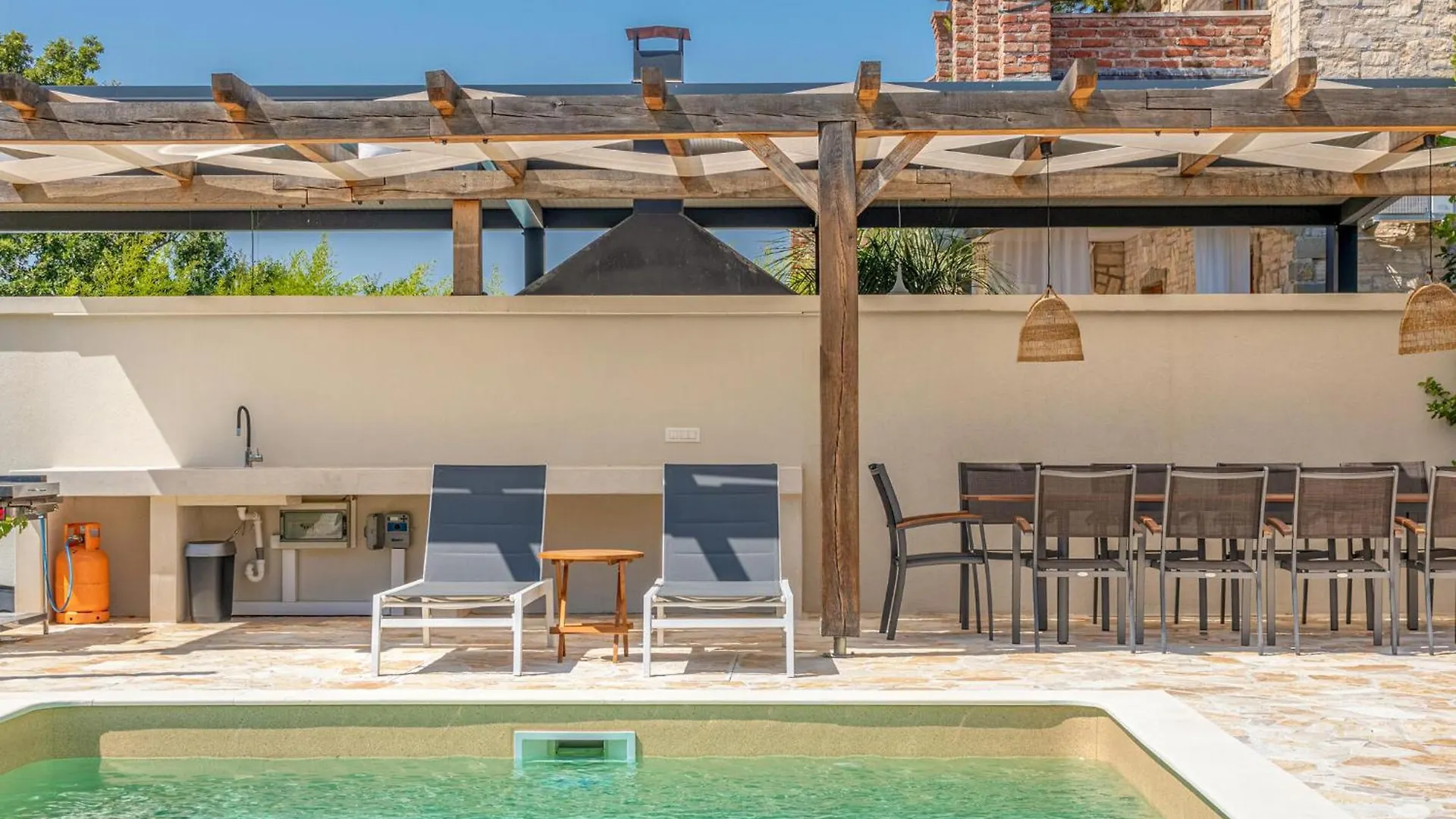 4 Bedroom Cozy Home In Cabrunici