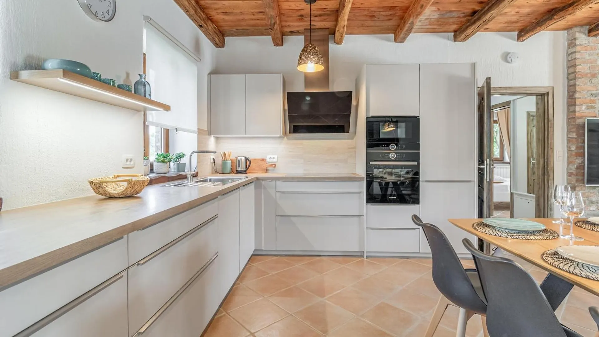 4 Bedroom Cozy Home In Cabrunici
