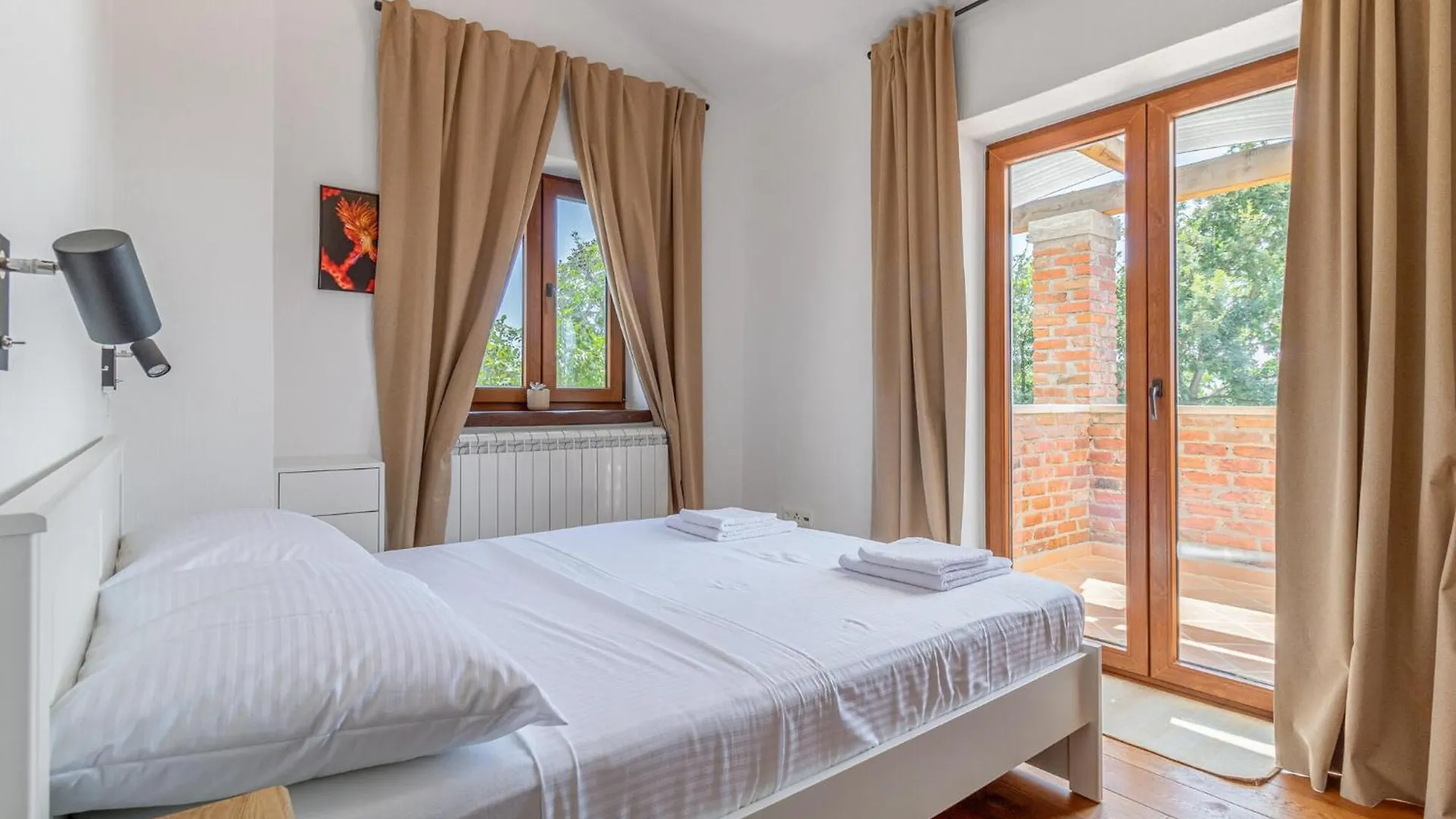 4 Bedroom Cozy Home In Cabrunici