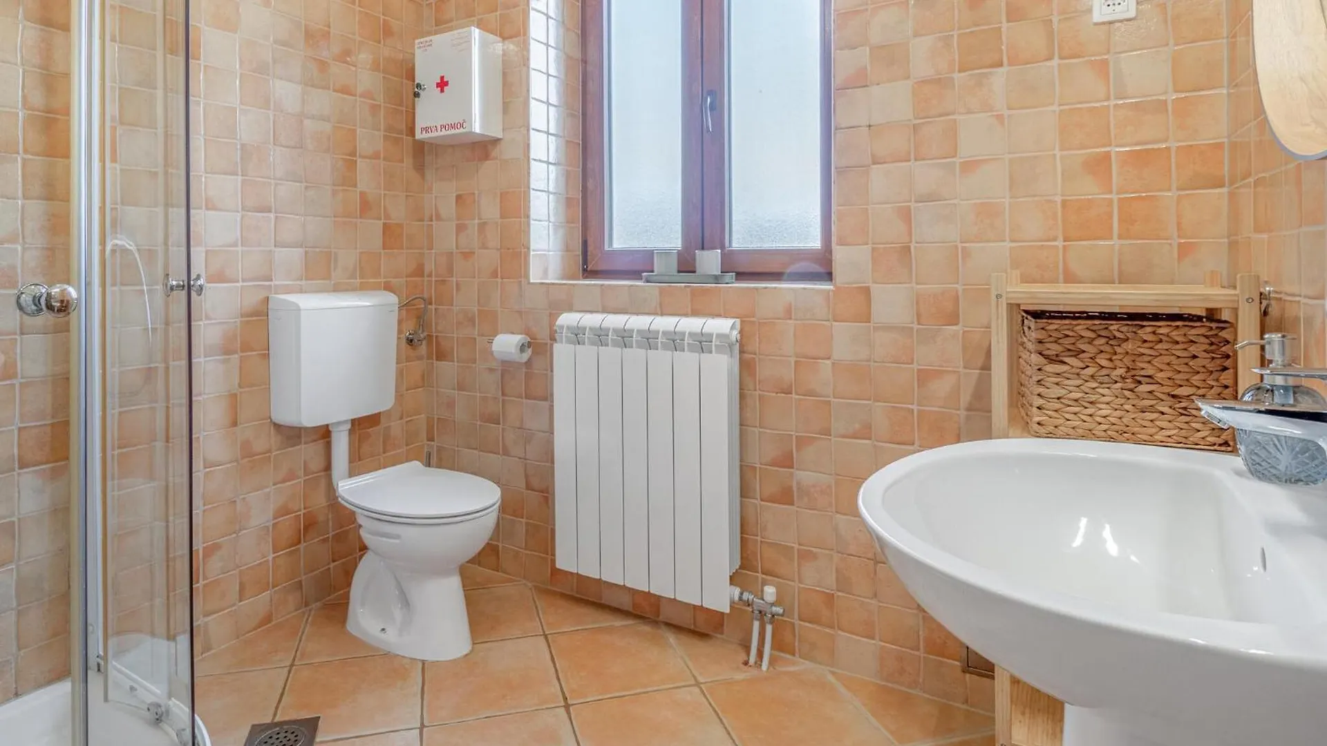 4 Bedroom Cozy Home In Cabrunici