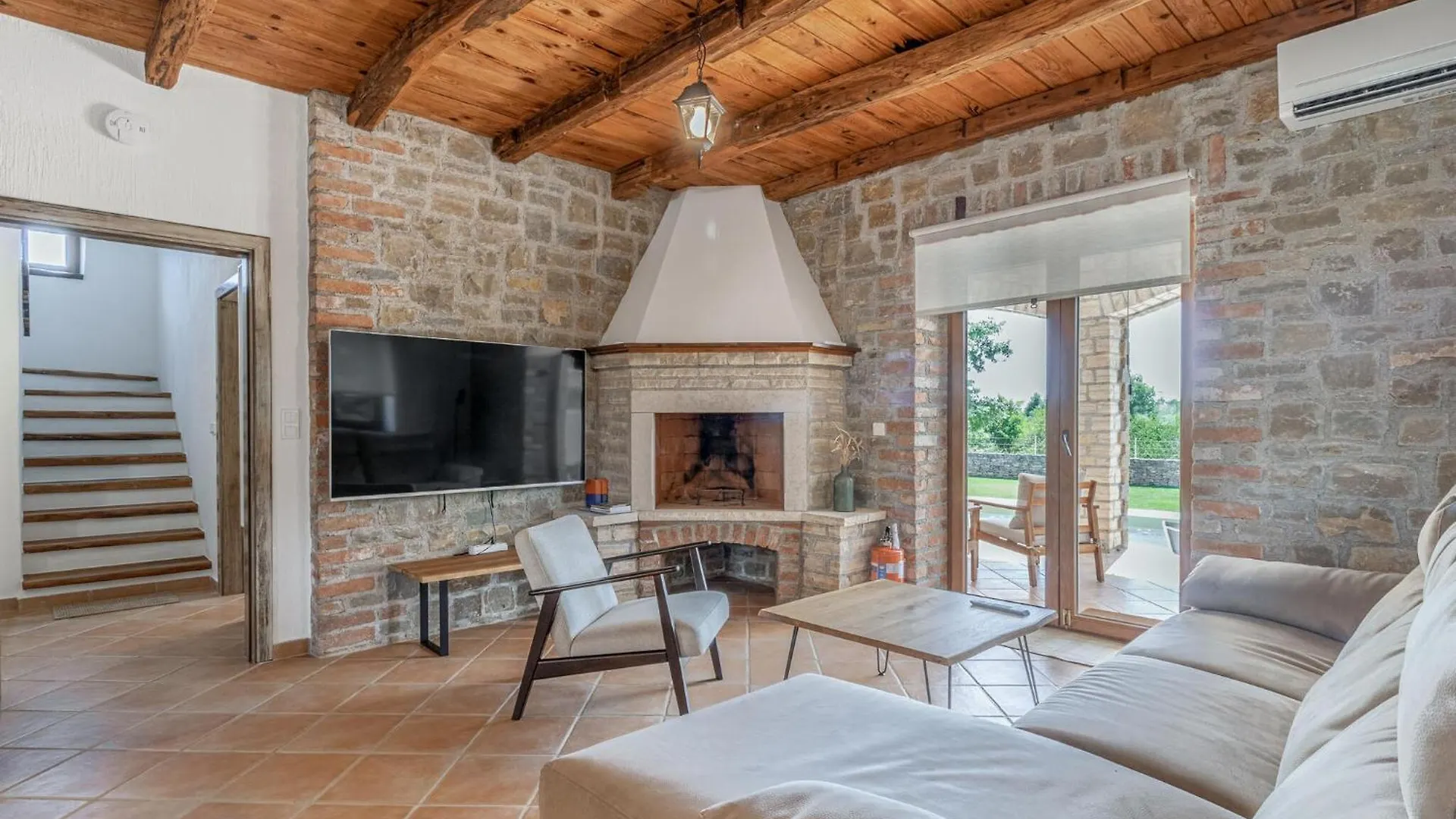 4 Bedroom Cozy Home In Cabrunici