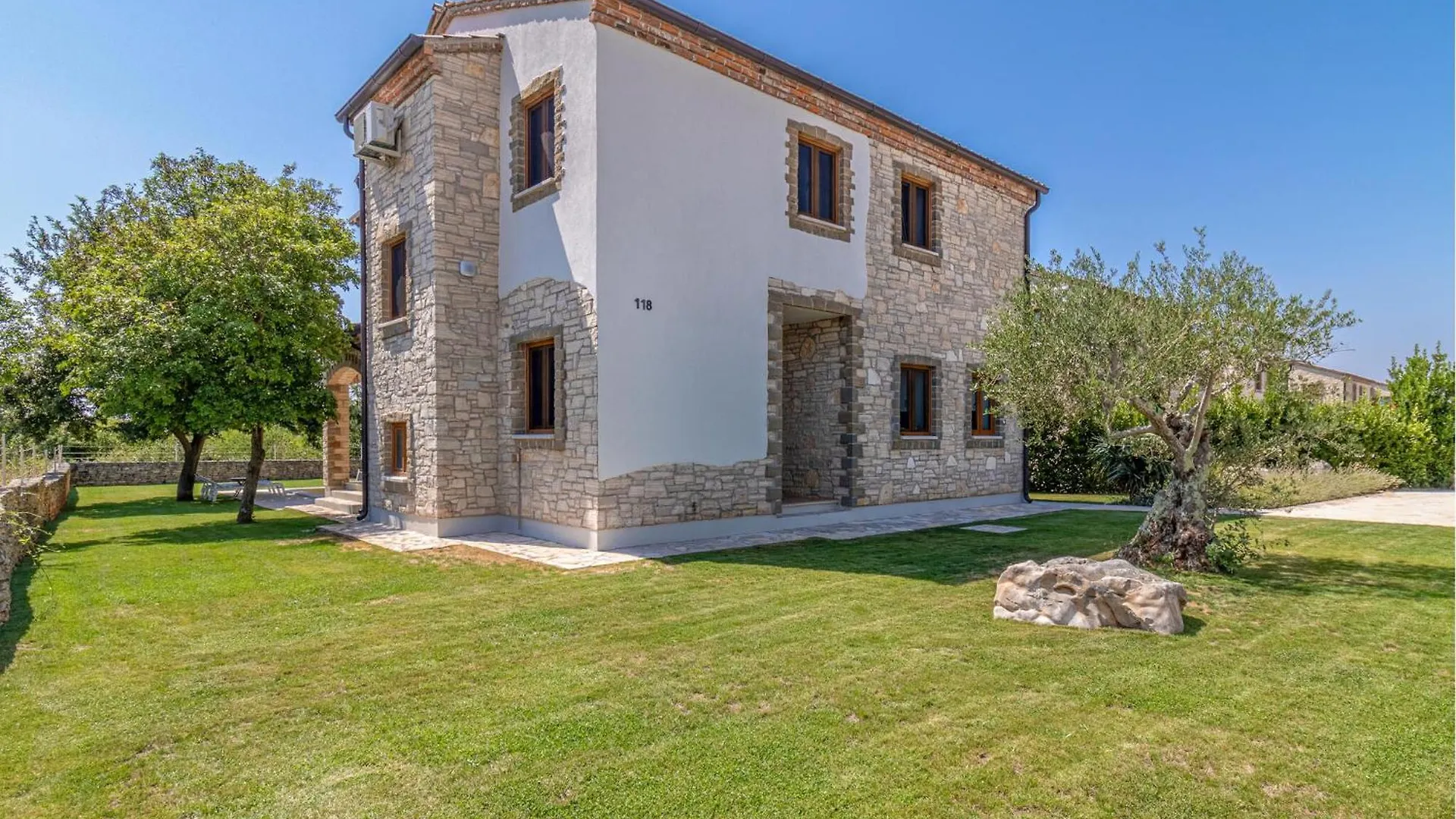 Holiday home 4 Bedroom Cozy Home In Cabrunici