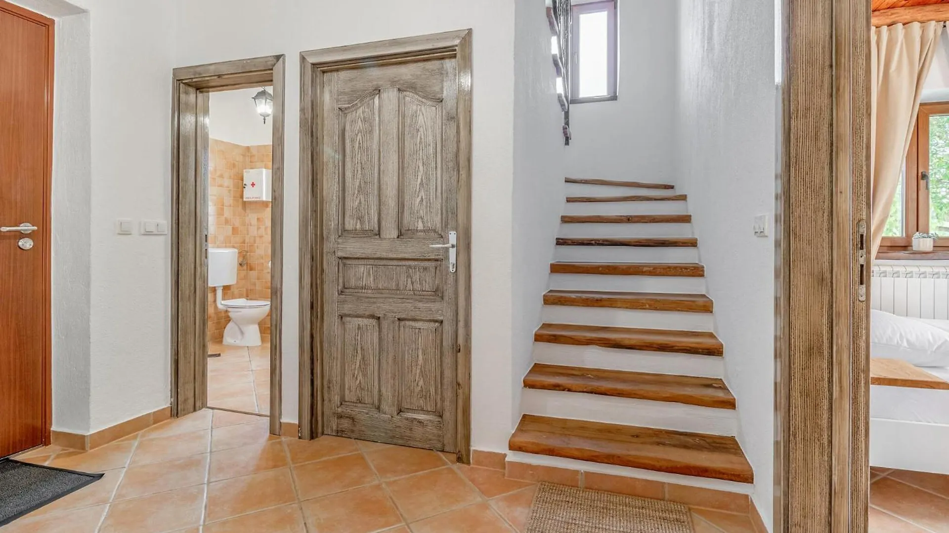 4 Bedroom Cozy Home In Cabrunici 0*,