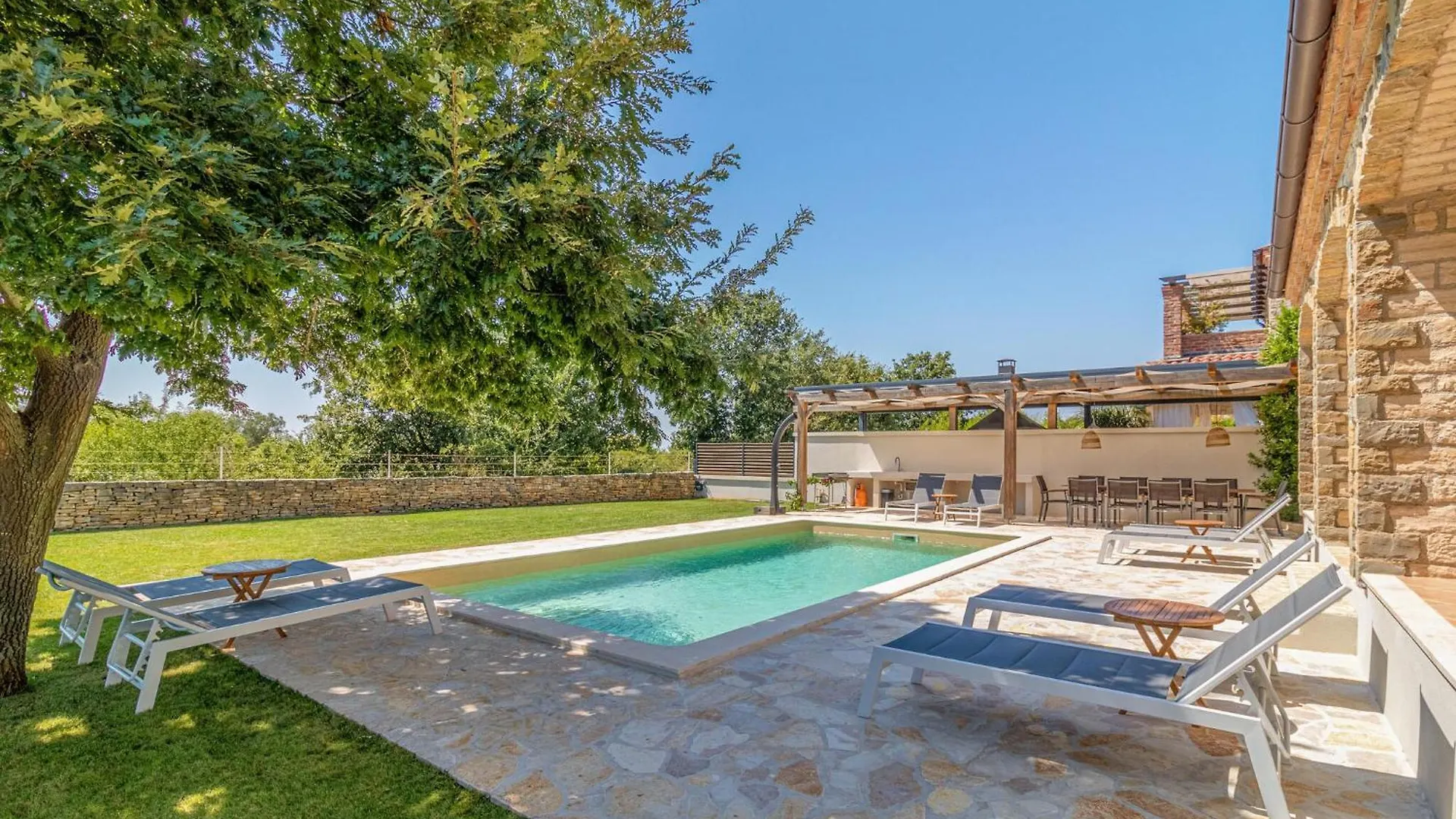 4 Bedroom Cozy Home In Cabrunici Holiday home