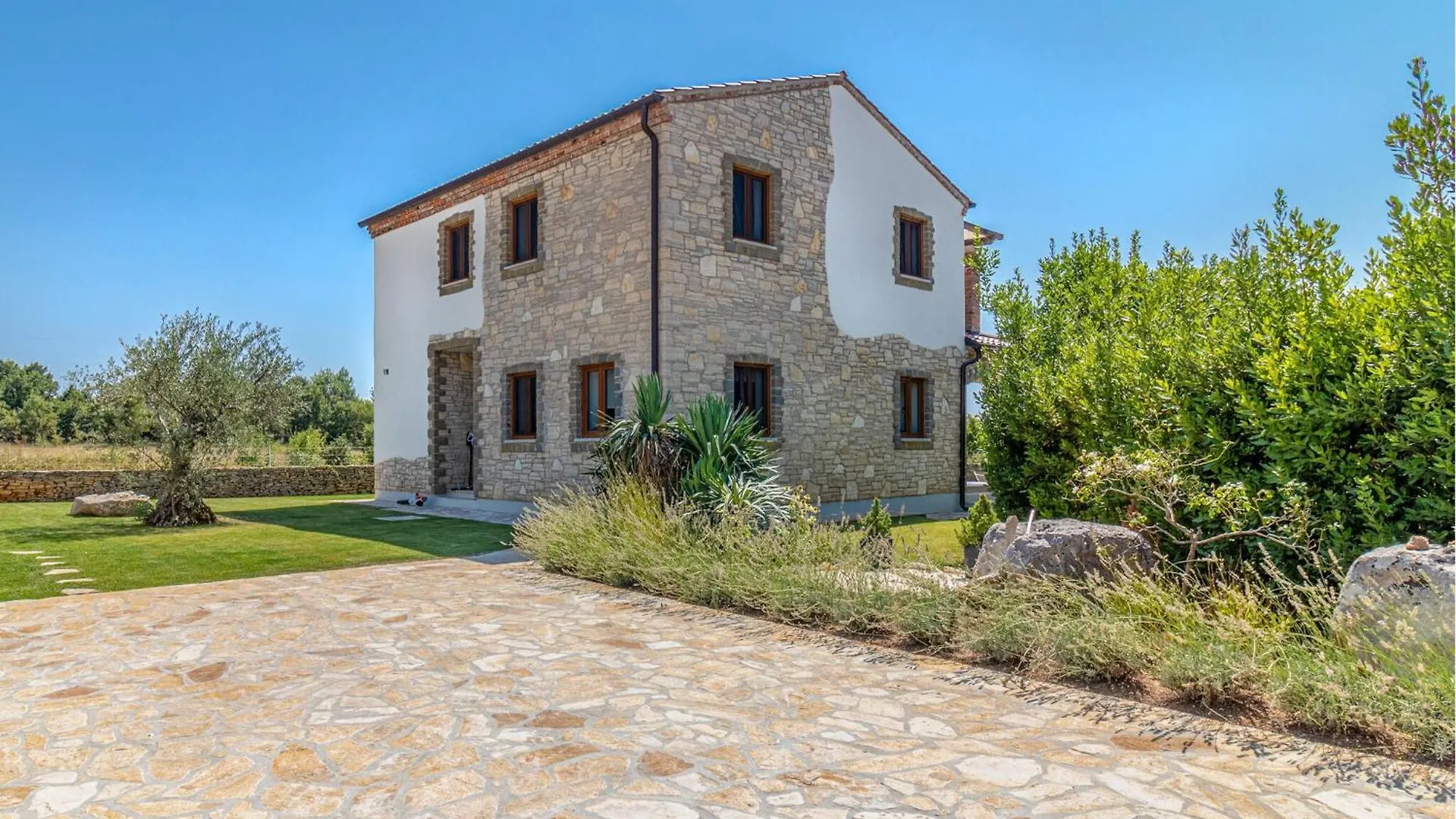 Holiday home 4 Bedroom Cozy Home In Cabrunici