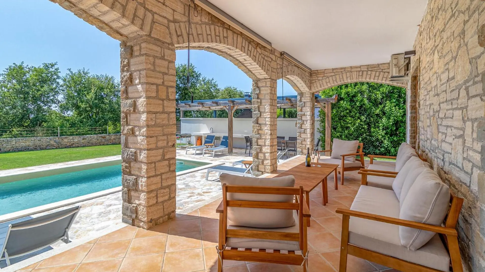 4 Bedroom Cozy Home In Cabrunici Holiday home