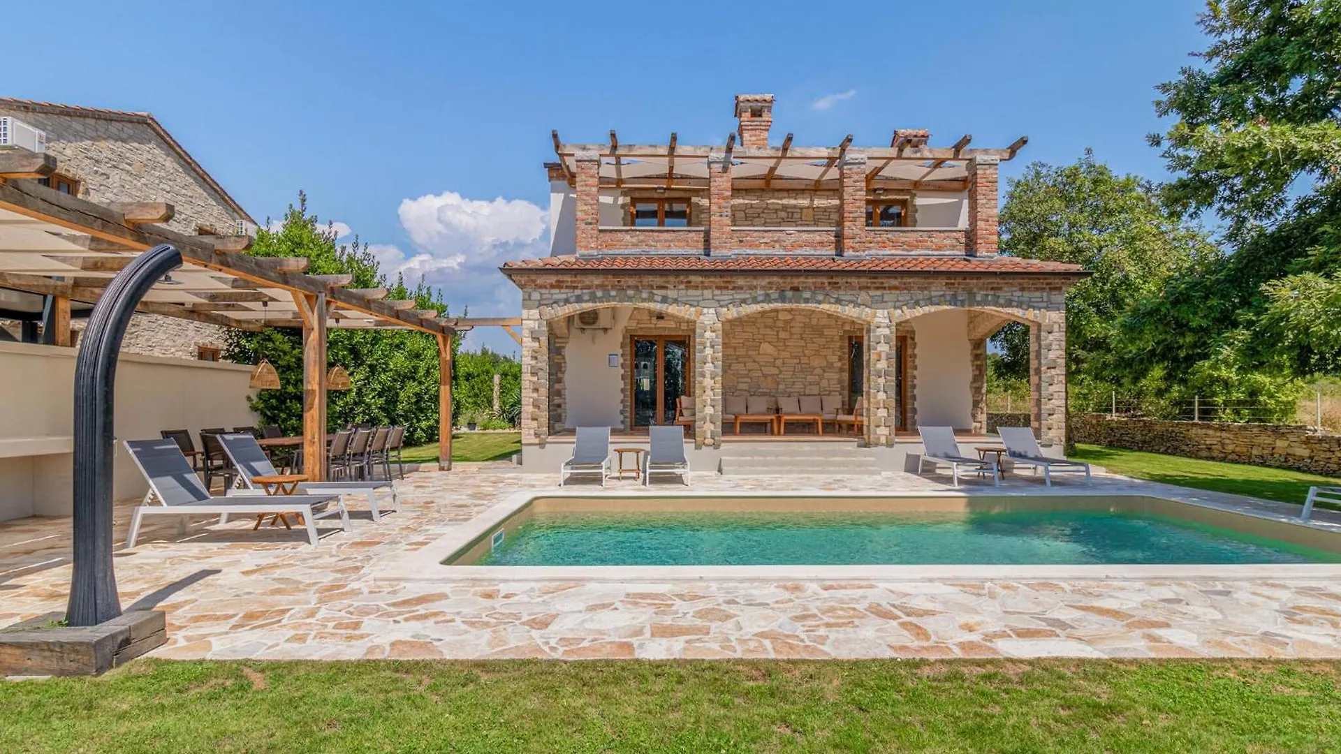 4 Bedroom Cozy Home In Cabrunici
